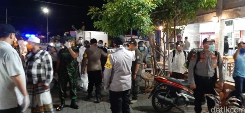 Polisi membubarkan kerumunan warga. (M Rofiq/detikcom)