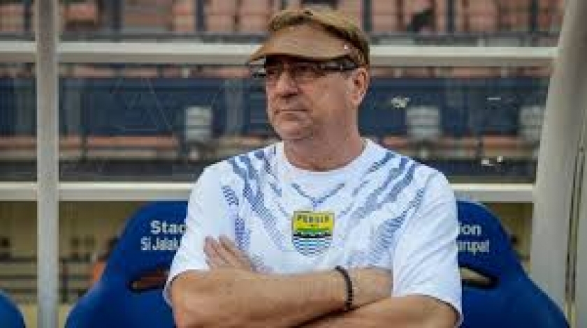 Robert Rene Alberts adalah seseorang pelatih Persib Bandung berkewarganegaraan Belanda