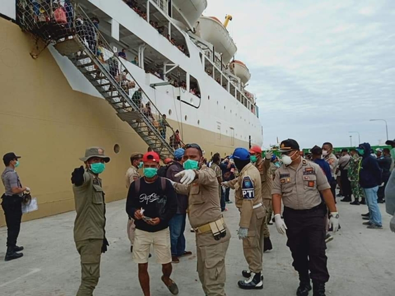 Penumpang KM Ciremai Saat Tiba di Pelabuhan Biak