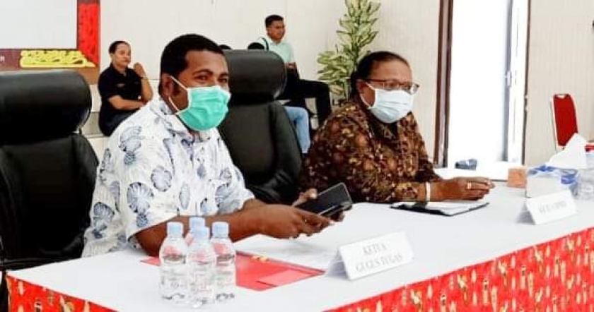 Herry Ario Naap, S.Si.,M.Pd saat melakukan rapat koordinasi dengan semua instansi terkait.