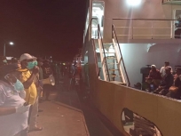 Bupati bersama jajaran pejabat lainnya di Pelabuhan sekitar pukul 00.20 WIT dini hari tadi, setelah menemui penumpang diatas kapal untuk kedua kalinya.