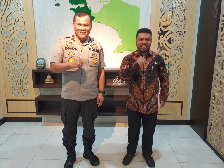 Kapolda Papua Barat, Brigjen (Pol) Dr. Tornagogo Sihombing dan Anggota DPD RI Dr. Filep Wamafma,SH.,M.Hum