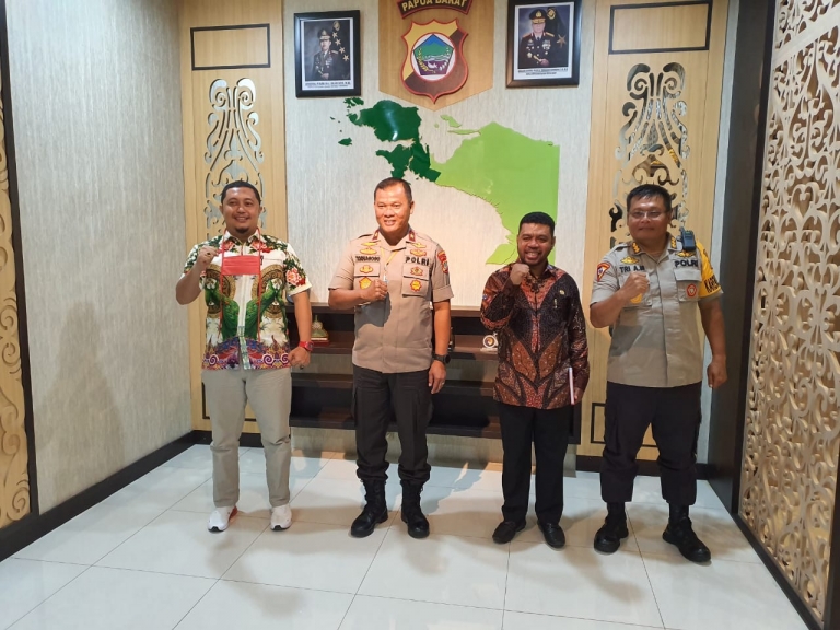 Kapolda Papua Barat, Brigjen (Pol) Dr. Tornagogo Sihombing dan Anggota DPD RI Dr. Filep Wamafma,SH.,M.Hum