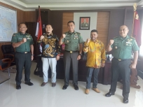 Anggota DPD RI Dr. Filep Wamafma SH.,M.Hum saat bertemu dengan Pangdam XVIII Kasuari Papua Barat melalui Kasdam Brigjend TNI Ferry Zein di ruang kerja Kasdam, Selasa (31/3)