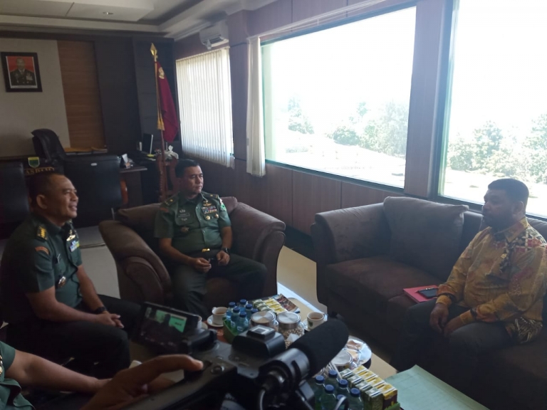 Dr. Filep Wamafma, SH.,M.Hum melakukan kunjungan kerja ke markas Kodam XVIII Kasuari Papua Barat, Selasa, 31 Maret 2020