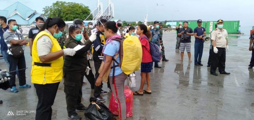 Penumpang dari 2 kapal Perintis saat Diturunkan di pelabuhan Biak