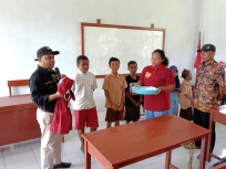 Penyerahan seragam sekolah oleh Senator Papua Barat, DR. Filep Wamafma kepada para siswa-siswi SD Inpres Dembek Kabupaten Manokwari Selatan, Provinsi Papua Barat.