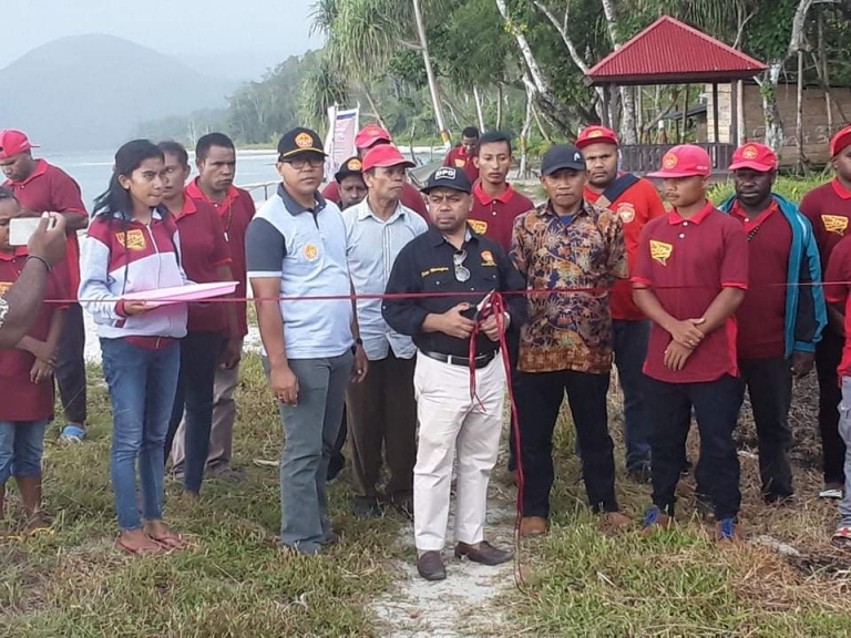 Pengguntingan pita oleh Dr. Filep Wamafma sebagai tanda dimulainya program pengembangan destinasi pariwisata kampung Siari, kabupaten Manokwari Selatan. 