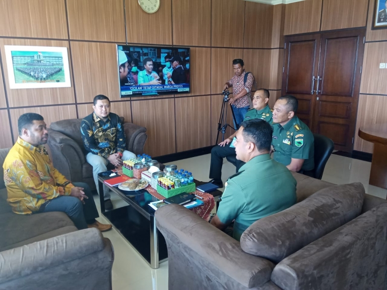 Diskusi anggota komite I DPD RI Filep Wamafma bersama Pangdam melalui Kasad Brigjen TNI Ferry Zein