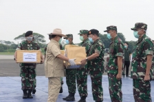 Menteri Pertahanan H. Prabowo Subianto menyerahkan bantuan Alat Kesehatan (Alkes) dari Republik Rakyat Tiongkok