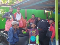 Warga Nabire saat transit di kabupaten Teluk Wondama dan dibantu satgas Covid-19 menyediakan makan minum sebelum mereka harus melalui perjalanan ke kabupaten Nabire, Papua