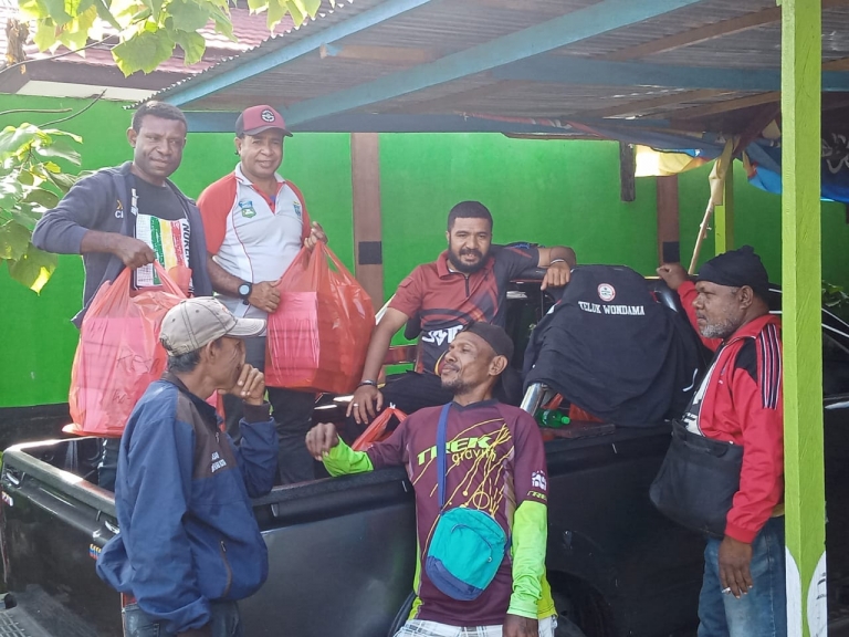 Warga Nabire saat transit di kabupaten Teluk Wondama dan dibantu satgas Covid-19 menyediakan makan minum sebelum mereka harus melalui perjalanan ke kabupaten Nabire, Papua