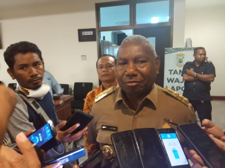 Gubernur Dominggus Mandacan ketika diwawancarai di ruang kantor gubernur Papua Barat lantai 5 Arfai, kabupaten Manokwari