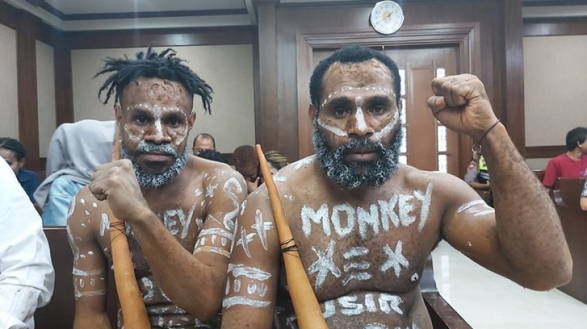 Dua terdakwa kasus dugaan makar, Dano Anes Tabuni dan Ambrosius Mulait kenakan koteka dalam sidang pembacaan eksepsi di Pengadilan Negeri Jakarta Pusat, Senin (6/1/2020). (Foto : Adi Briantika)