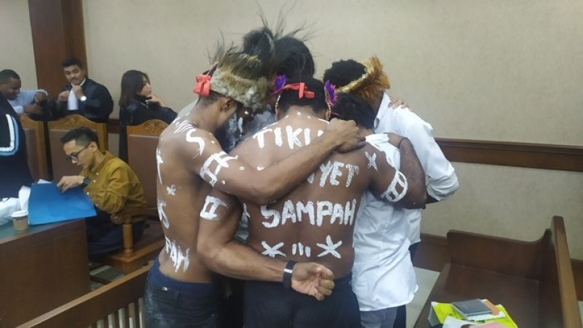 Dua orang tahanan politik Papua, Dano Anes Tabuni dan Ambrosius Mulait saat mengikuti sidang  di Pengadilan Negeri Jakarta Pusat, Senin (17/2/2020) sore. [Foto: suara.com/Stephanus Aranditio]
