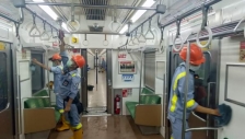 Petugas Kebersihan Melakukan Penyemprotan dan Membersihkan Gerbong KRL