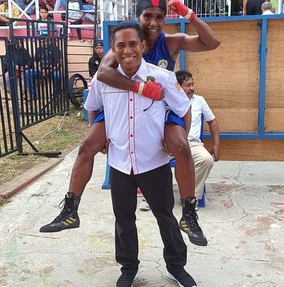 Salah satu atlet Tinju Papua Barat yang ditandu oleh ketua Pertina Papua Barat setelah lolos dari Pra PON ke PON Papua September 2020 mendatang. (Foto: Doc Pertina PB)