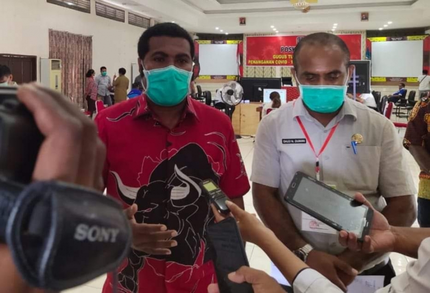Herry Ario Naap, S.Si., M.Pd, Bupati Biak Numfor saat memberikan keterangan pada wartawan.