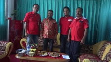 Anggota DPD Perwakilan Papua Barat, Dr. Filep Wamafma Bersama Kepala Cabang Telkomsel Manokwari, Rivai Abdullah beserta Jajaranya.
