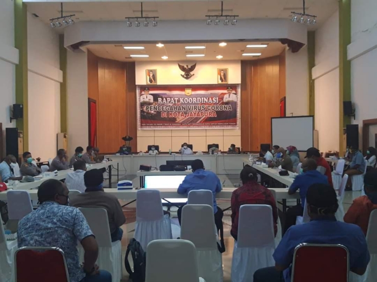 Tim Gugus Tugas Percepatan Penanganan Virus Corona Disease (COVID 19) di Kota Jayapura menggelar rapat koordinasi (6/4)
