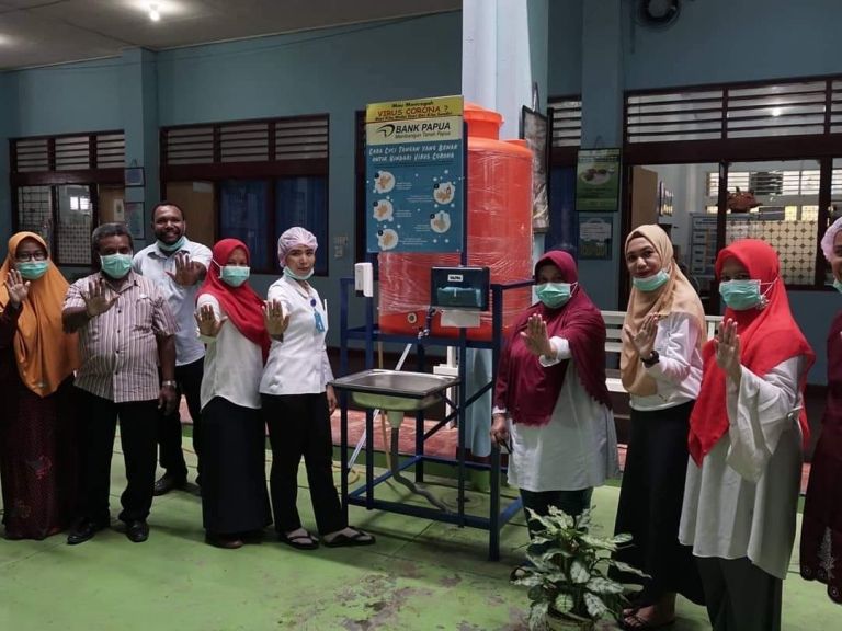 Pemasangan tempat cuci tangan portable oleh Bank Papua