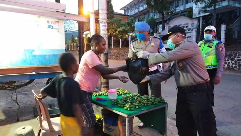 Polsek Jayapura Utara saat melakukan himbauan sekaligus membagikan sembako kepada warga di wilayah Distrik Jayapura Utara, senin (6/4) sore.