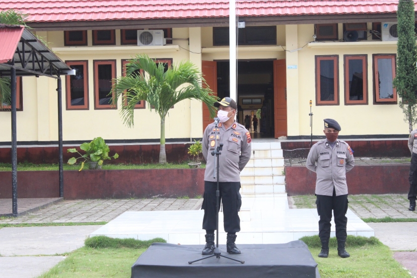 Kapolres Biak Numfor AKBP Mada Indra Laksanta, SIK.,M.Si saat pimpin Apel operasi simpatik persuasif penggunaan masker bagi masyarakat kabupaten Biak Numfor, Senin, 6 april 2020