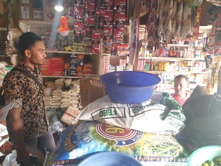 Kasat Reskrim Ipda Jarwo Sasmito, SH mendatangi gudang Toko RF yang beralamat di jalan Ampera dalam rangka pengecekan ketersediaan Bahan makanan pokok.