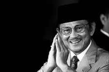 Prof. Dr. Ing. H. Bacharuddin Jusuf Habibie, FREng, Presiden Republik Indonesia yang ketiga. 