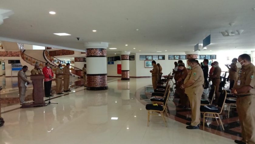 Doa bersama gubernur Dominggus Mandacan dan pimpinan OPD di kantor gubernur Papua Barat, Selasa (7/4)