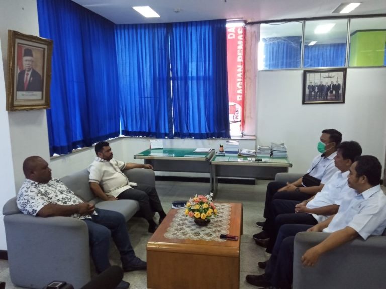 Kunjungan kerja anggota DPD RI Dr Filep Wamafma, SH.,M.Hum bertemu kepala cabang Pelni Manokwari, Musli tentang kontribusi melalui dana CSR bagi masyarakat ditengah wabahnya virus corona, Rabu (8/4)