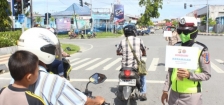 Salah satu Polwan yang memberikan sosialisasi kepada pengendara di sejumlah traffic light di Biak, senin, 6 Maret 2020.