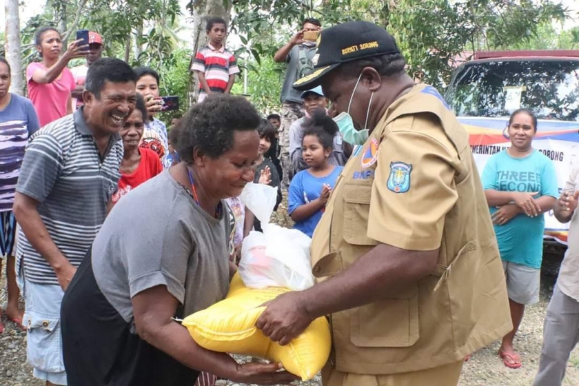 Bupati Kabupaten Sorong Dr. Johny Kamuru, S.H., M.SI Menyerahkan bantuan sembako kepada warga tidak mampu di beberapa titik pada Selasa, 07 april 2020.