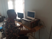 Dosen STIH Ismail Ghonu, SH.,MH sedang mengajar mata kuliah Pidana secara online, Rabu (8/4).