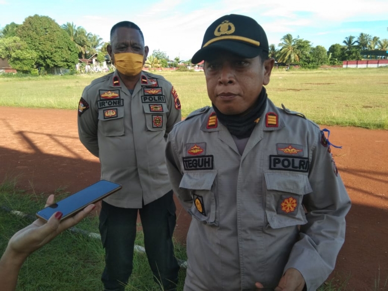 Kapolsek Biak Kota, AKP Teguh Santoso S. Sos didampingi Ipda Irwan Pelupessy
