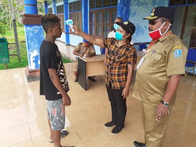 Pembukaan posko pengawasan di dua distrik yang berbatasan langsung dengan supiori  didirikan di halaman kantor distrik Bondifuar dan distrik Swandiwe, Selasa, 7 april 2020.