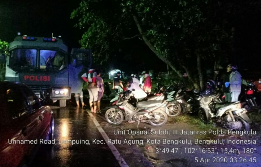 Polisi membubarkan dan mengamakan 50 orang warga Bengkulu yang kedapatan berkumpul di warung remang – remang di kawasan Pantai Panjang, Kota Bengkulu, Minggu (5/4/2020) dini hari.