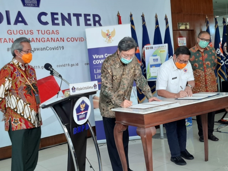 Duta Besar Korea Selatan untuk RI, Kim Chang-beom, telah secara simbolis menyerahkan kiriman pertama dukung Indonesia tangani Covid-19