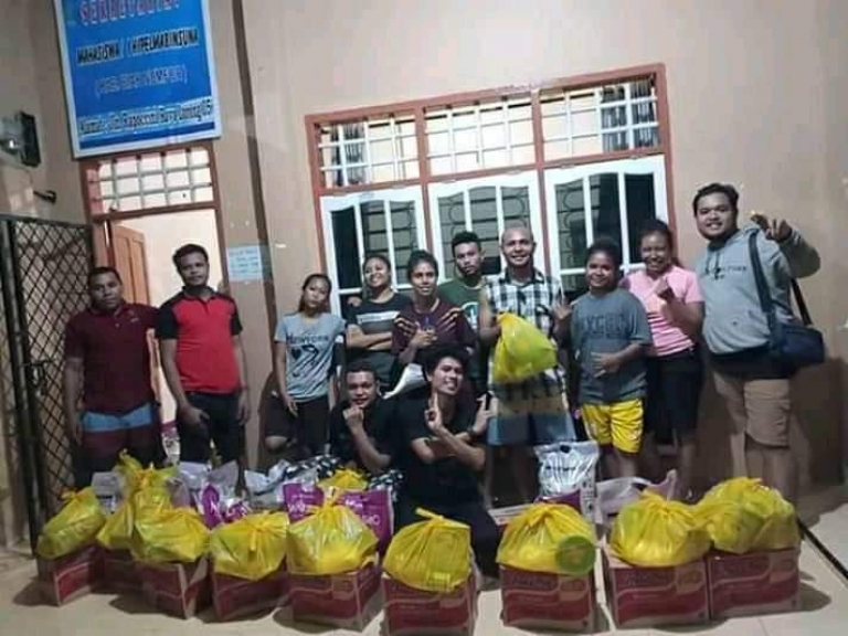  Perwakilan mahasiswa di beberapa kota studi saat mengambil bantuan pangan dari Bupati  Biak Numfor