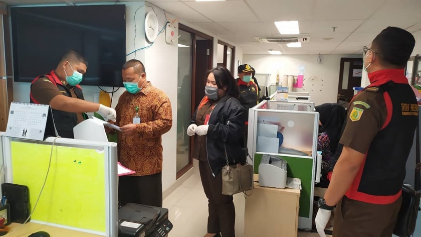  Penyidik Kejaksaan Negeri Seluma Lakukan Penggeledahan pada Gedung Kantor Pusat Bank Bengkulu Jl.S.Parman No.57 Padang Jati Kota Bengkulu.