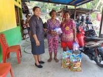 Nelly Rumaikeuw, SH, Ketua Komisi A DPRD kabupaten Manokwari Selatan berbagi kasih ditengah wabah Covid-19 kepada janda, duda dan anak yatim di kampung Abreso dan Sabri, Sabtu (11/4)