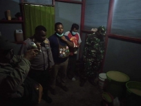 Kepolisian Jayapura mengambankan warga penjual miras di seputaran pasar lama Abepura (12/4).