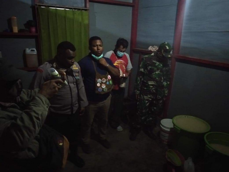 Kepolisian Jayapura mengambankan warga penjual miras di seputaran pasar lama Abepura (12/4).