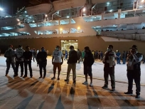 Bupati Biak Numfor Herry Ario Naap (mengenakan kaos putih) ketika turun memantau langsung bongkar muat batang sembako di KM Cirimai saat sandar di pelabuhan umum Biak, Selasa, 14 April 2020