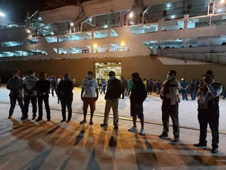 Bupati Biak Numfor Herry Ario Naap (mengenakan kaos putih) ketika turun memantau langsung bongkar muat batang sembako di KM Cirimai saat sandar di pelabuhan umum Biak, Selasa, 14 April 2020