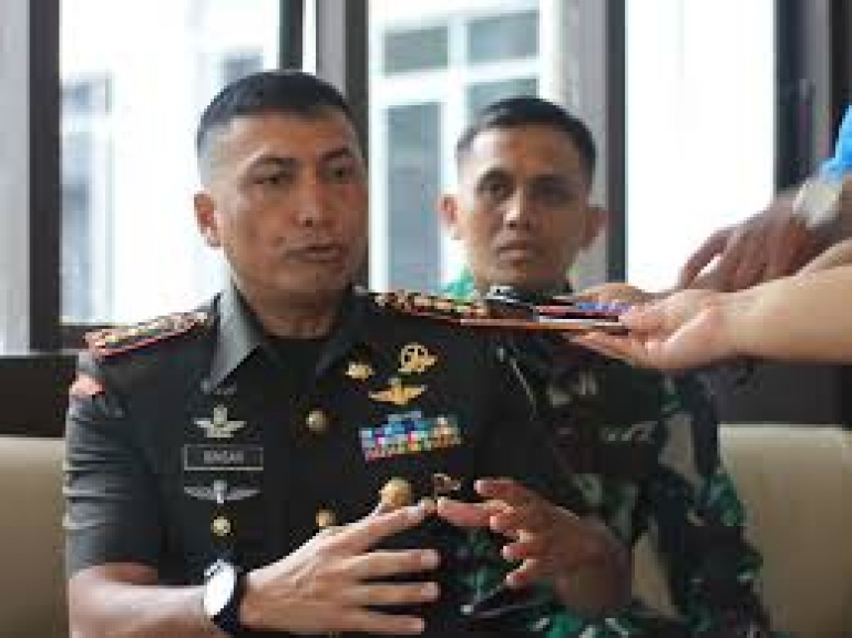 Kolonel Inf Jonathan Binsar Parluhutan Sianipar (lahir Februari 1972), perwira menengah TNI-AD yang saat ini ia mengemban amanat sebagai Komandan Korem 172/Praja Wira Yakthi.