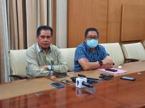 Sekda Papua, Ridwan Rumasukun saat melakukan jumpa Pers (14/4) terkait keberangkatan Gubernur Papua ke Jakarta. 