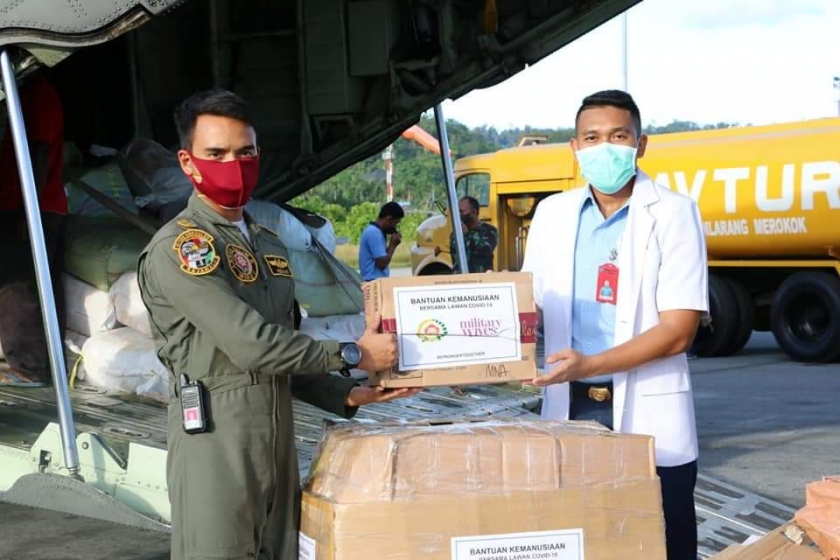 Kepala Rumah Sakit Lanud Manuhua Kapten Kes. dr. Niko saat menerima bantuan pada selasa (14/4)