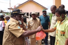 Bupati Sorong membagikan sembako dan masker di distrik Klamono (13/2). 
