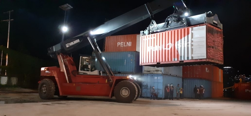 KM Ciremai menurunkan sembako di Pelabuhan Jayapura (14/4)